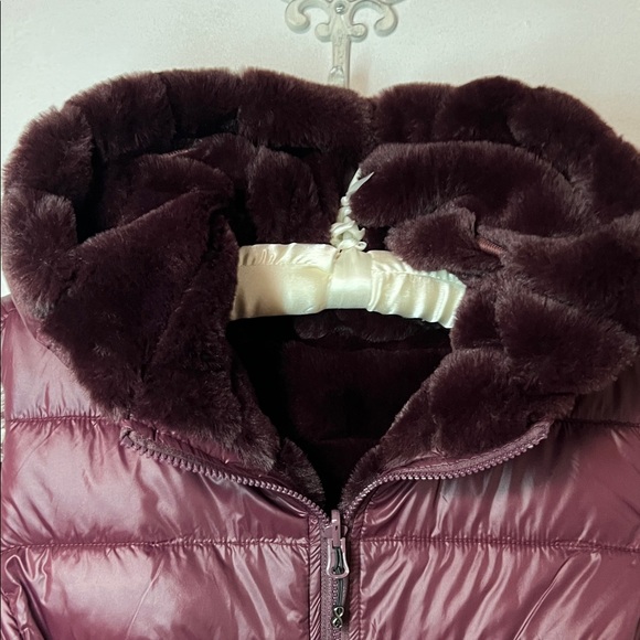 THE BOUNDLESS Plush Burgundy Hooded REVERSIBLE Vest - Picture 10 of 15